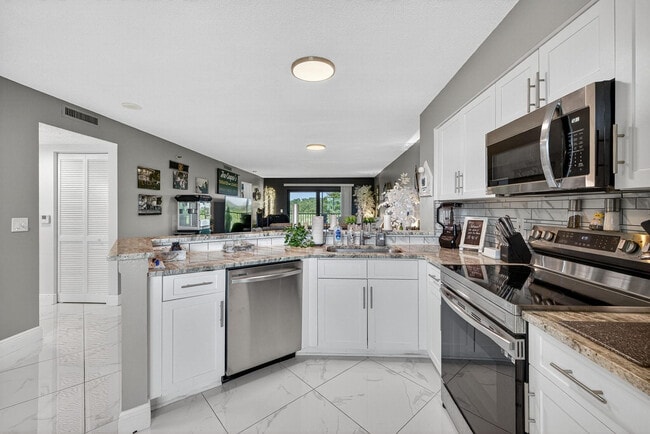 Foto del edificio - 2334 S Cypress Bend Dr