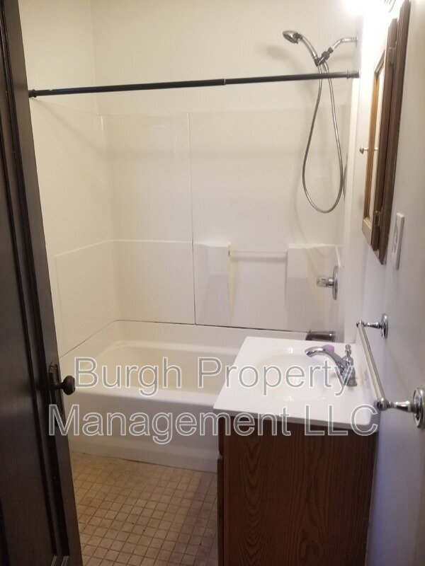 Building Photo - 2985 Belrose Ave