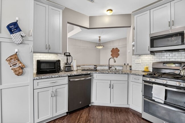 Foto del edificio - 6044 Steeplechase Ln