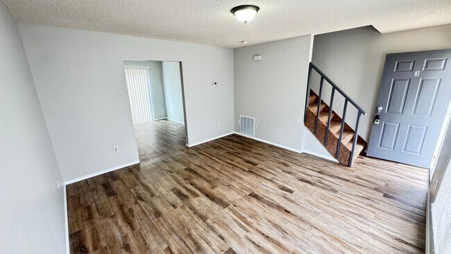 Building Photo - 2 Bedroom 1.5 Bath Townhouse Apt in Osage Beach!