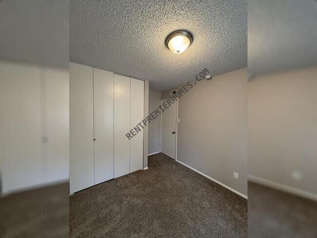 Building Photo - 4 Woodbriar Ct