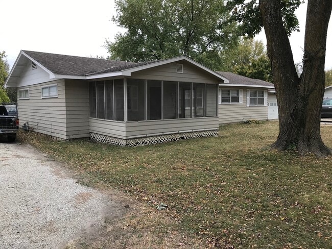 Building Photo - 611 N Sycamore St