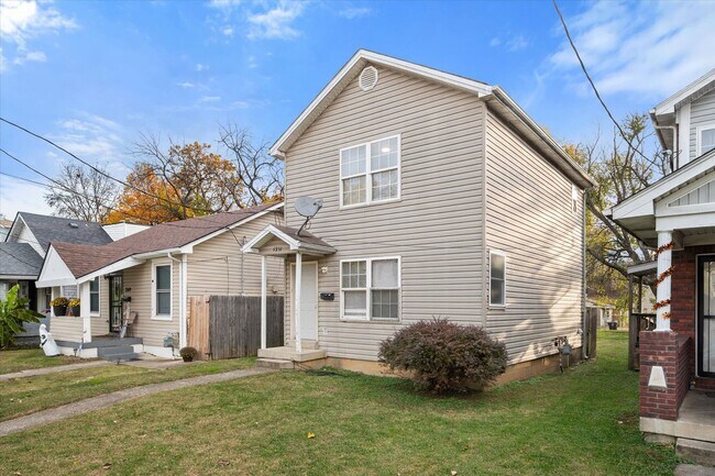 Foto del edificio - Three Bedroom House With Brand New Carpet