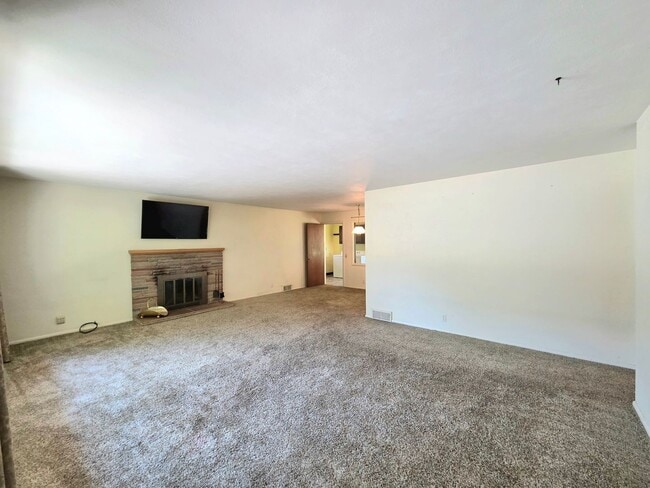 Building Photo - Sprawling 3 or 4-Bedroom House for Rent in a Great Wenatchee Neighborhood! W/D Included!