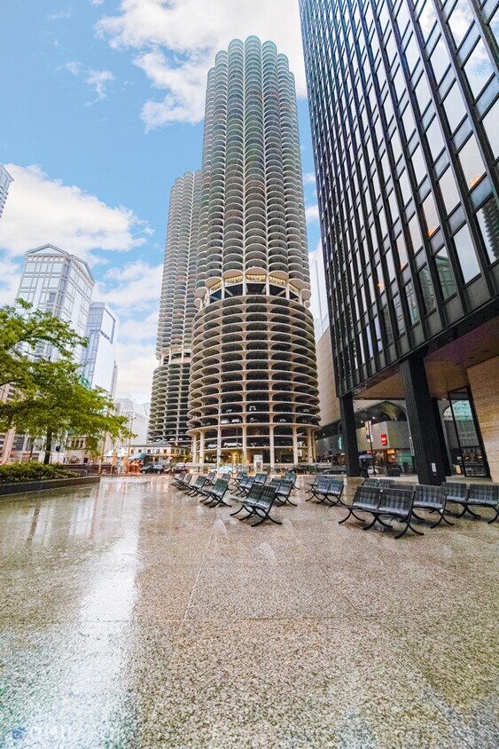 Foto principal - 300 N State St