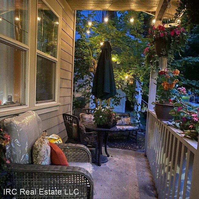 Foto del edificio - 2 br, 2.5 bath House - 21958-B NE Chinook Way