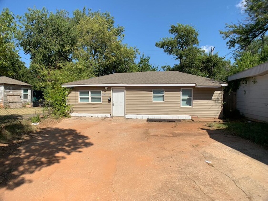 Foto principal - Three Bedroom Northwest OKC Near Downtown