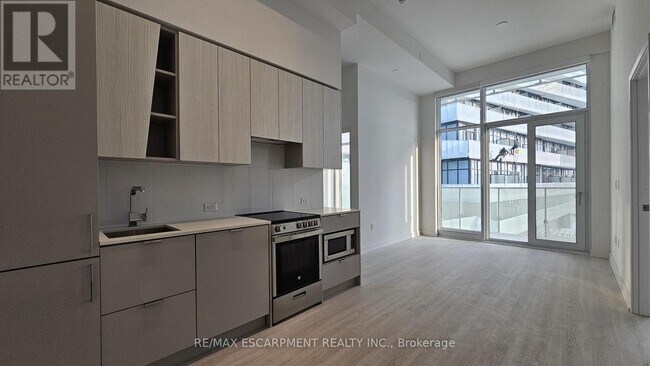 Photo du bâtiment - 3883-3883 Quartz Rd