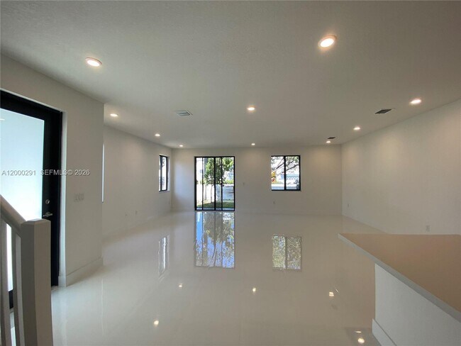 Foto del edificio - 2434 SW 145th Pl