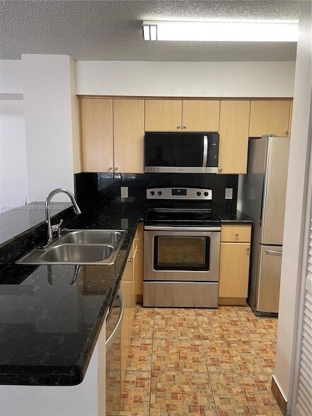 Foto del edificio - 570 S Park Rd