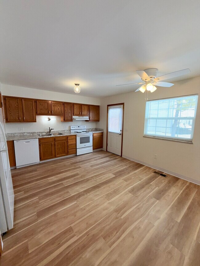 cocina - 20 Eastgate Ave W