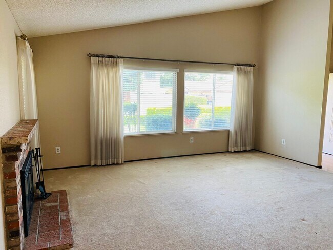 Foto del edificio - Charming Home Nestled on a Cul-De-Sac!