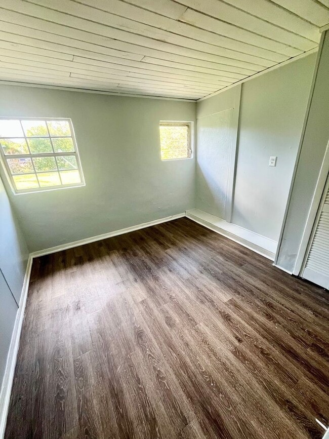 Foto del edificio - 3BR/1BA Duplex Near Lake Parker, Large Shared Backyard!