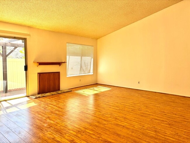 Foto del edificio - Available Now is a Condo style Townhouse i...