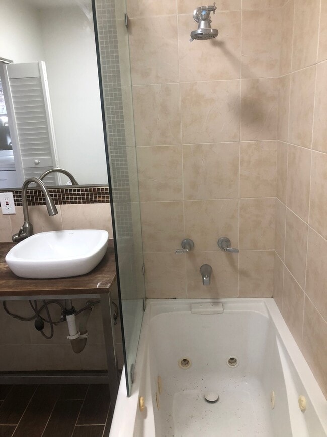 Foto del edificio - 832 1/4 Laguna Ave