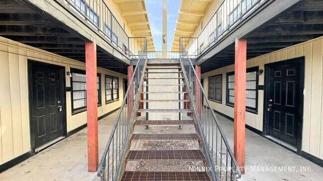 Foto del edificio - 5005 Ave W.-6