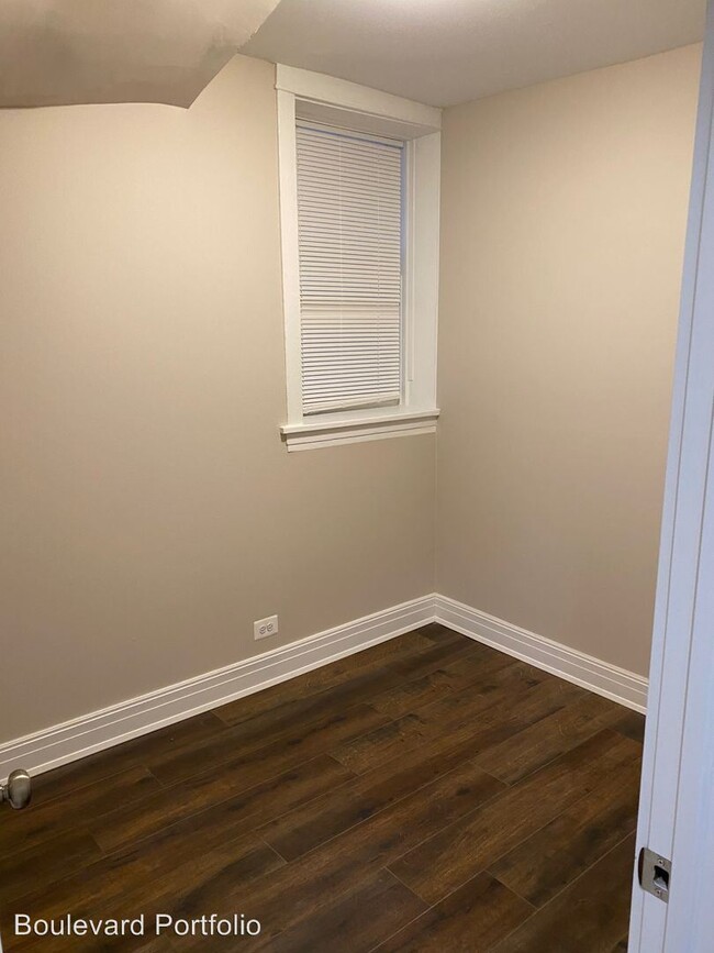 Foto del edificio - 3225 W Division St