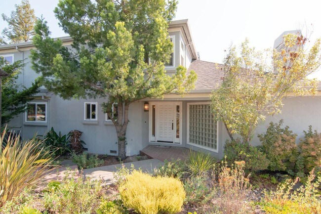 Foto del edificio - Beautifully remodeled executive level home...