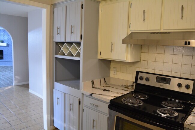Foto del edificio - 6211 Belpree Rd