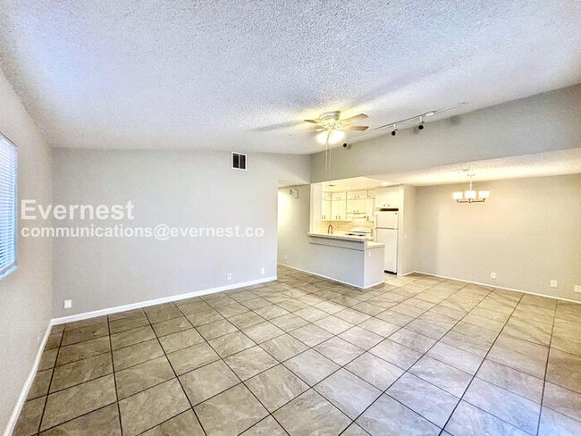 Building Photo - 3 Bed, 2 Bath Home with Garage / Pet-Friendly / Vouchers Accepted / Available Now!