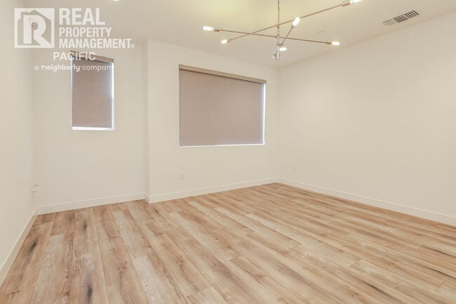 Building Photo - Modern Townhome in Gated West Oakland Comm...