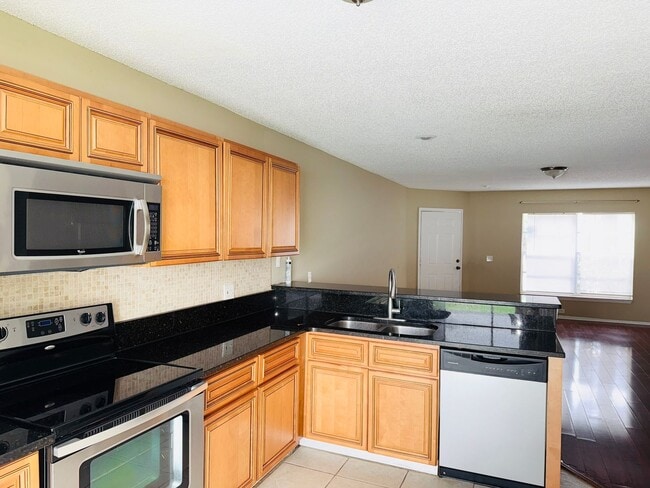 Building Photo - 2 bed 2 bath - 1st floor condo for rent