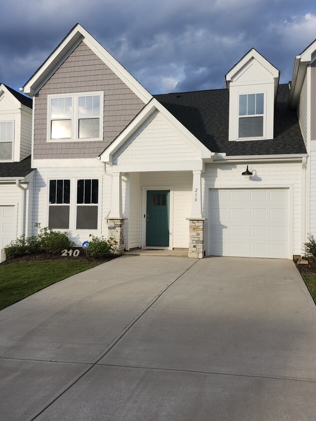 Building Photo - 210 Woodhouse Wy