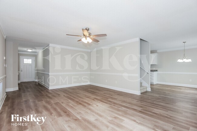 Foto del edificio - 5327 Oaktree Dr