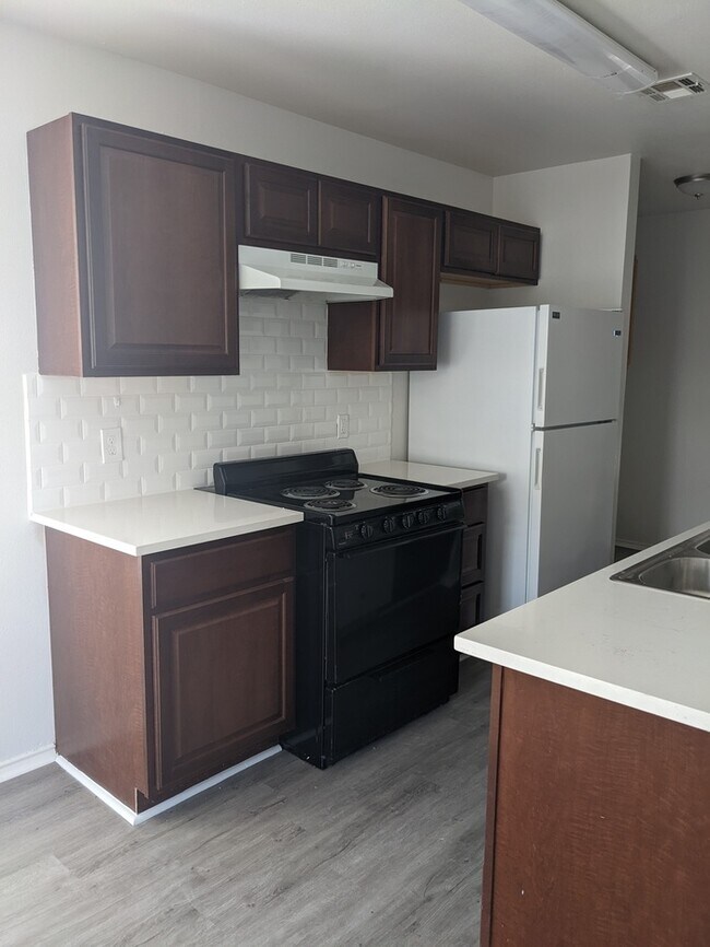 Building Photo - Newly Renovated 3 Bedroom Duplex