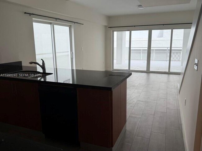 Building Photo - $3,200 1712 sw 2nd Ave #309
