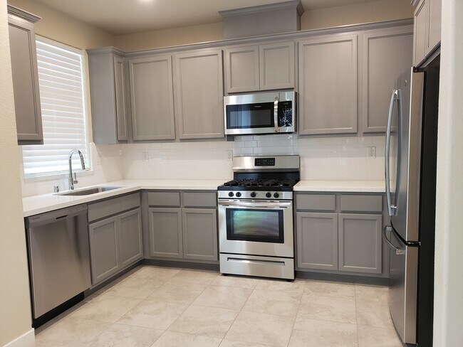 Foto del edificio - Beautiful Newer Development home!! In Elk ...
