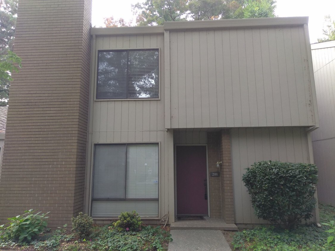 Foto principal - 2 br, 2.5 bath House - 208 DUNBARTON CIRCLE -
