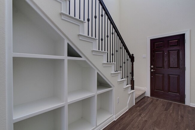 Building Photo - Modern Comfort with a Twist of Wow