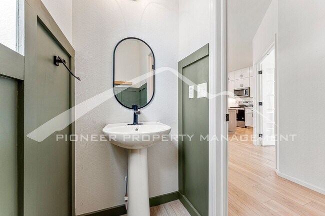 Building Photo - Modern Townhome with spacious rooms and Ce...