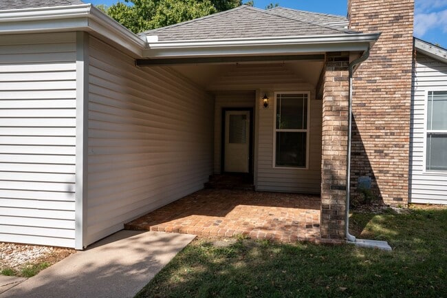 Building Photo - 3 Bedroom Home in East Springfield