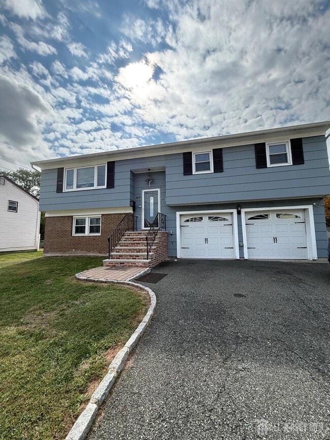 Building Photo - 308 Oak Pl
