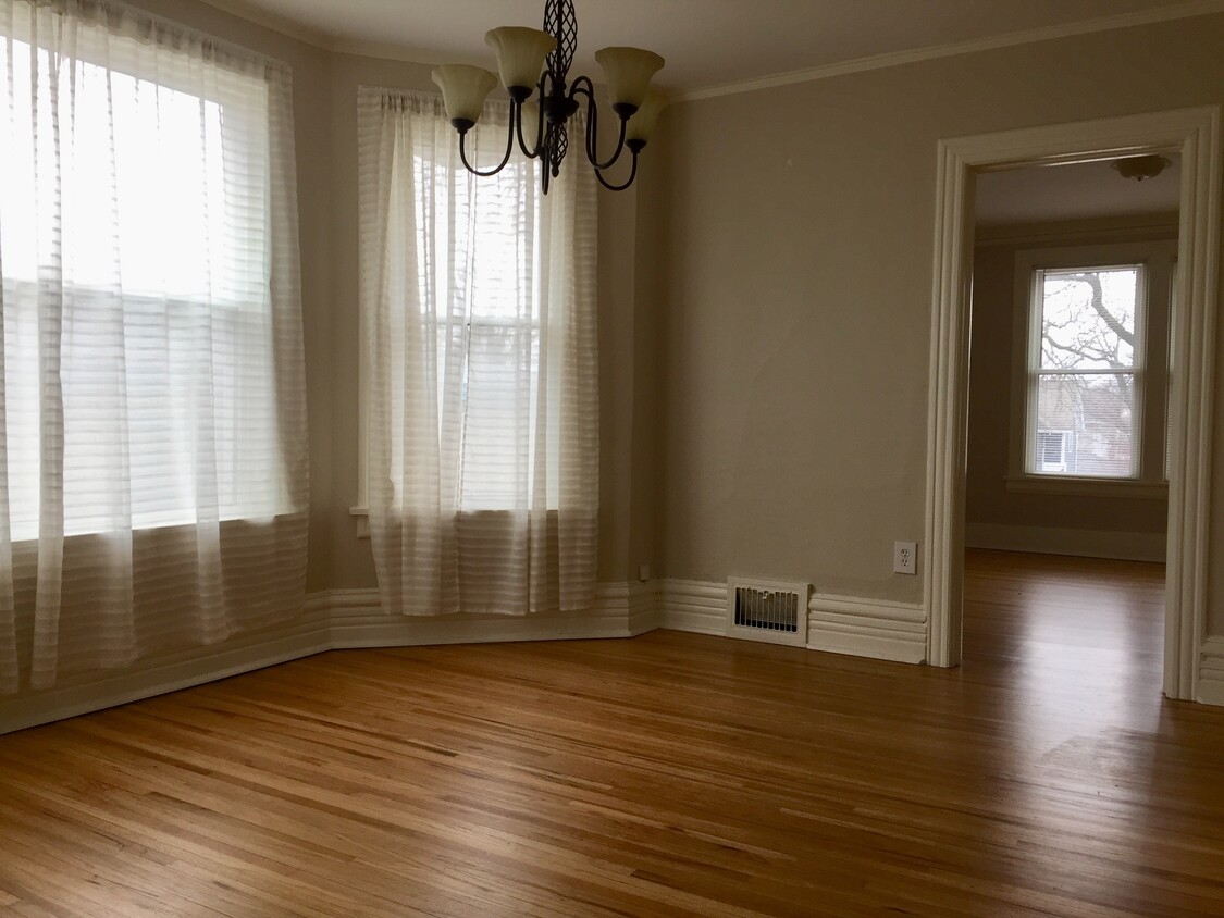 Building Photo - 4929 Saratoga Ave