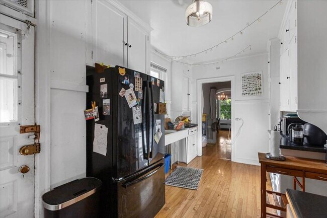 Building Photo - 4 bedroom in Chicago IL 60647