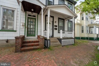 Building Photo - 204 Garden St