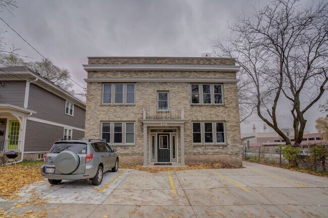 Building Photo - 416 Chamberlain Ave