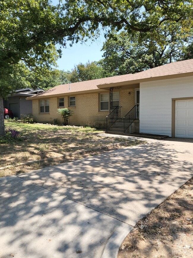 Building Photo - 304 E Ellen Ave