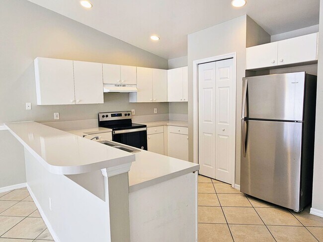 Building Photo - Well-maintained 3BR & 2BA w/1- car garage attached Duplex