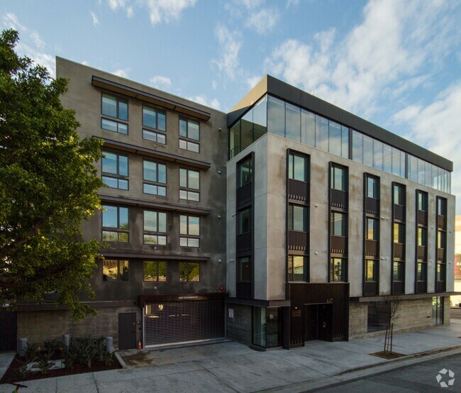 Vista lateral de Beachwood DR - TALA Residences at Gillis House.