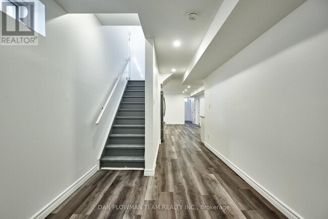 Building Photo - 10 St Ives Cres