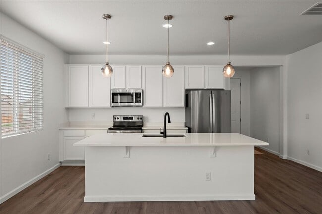 Building Photo - Like new home available now!