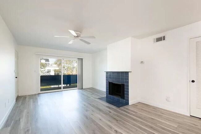 Living Room - 1915 Mount Vernon Ct