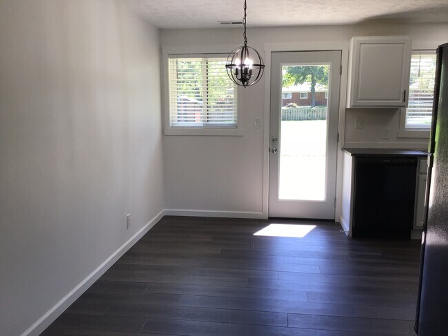 Building Photo - 1448 Laurel Dr