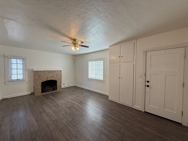 Foto del edificio - Charming Centrally Located Single Story Duplex