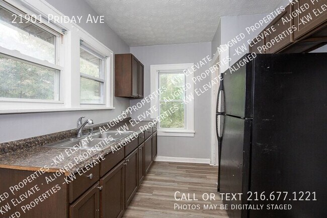Building Photo - Bright & Charming  3 bedroom !
