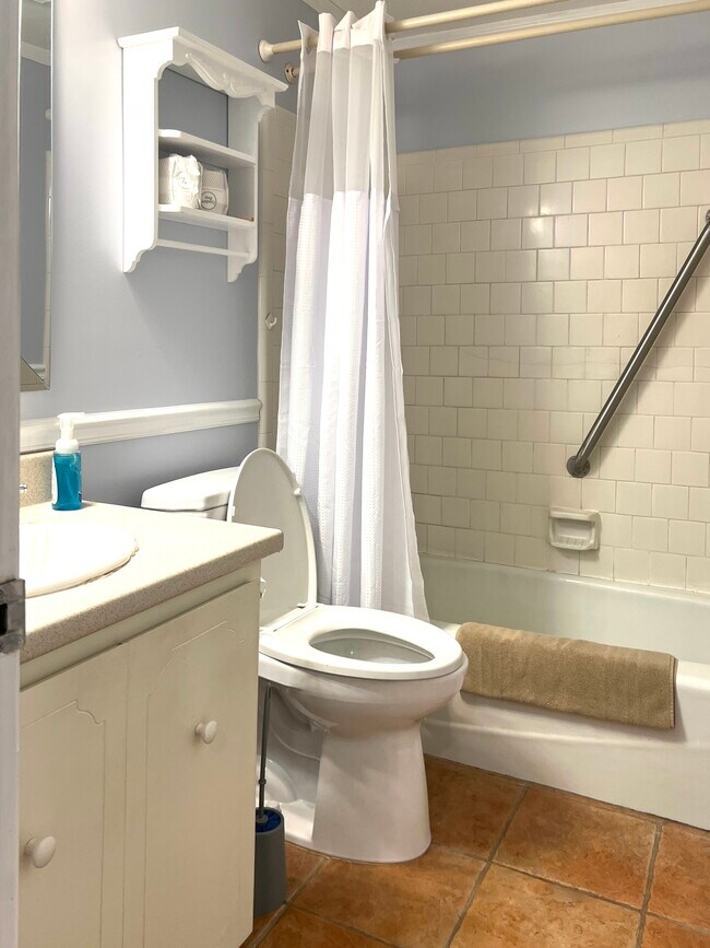 Baño completo en la planta baja - 902 Penn Waller Rd